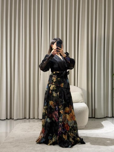 فستان أسود فاخر بطبعات وردية ملونة وقصة ملكية راقي...