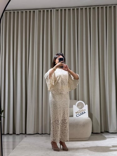 طقم دانتيل أوف وايت بقصة أنثوية راقية