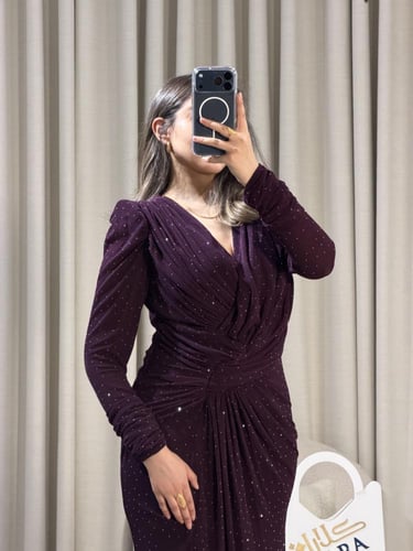 فستان أنثوي بقصة ملفوفة وتفاصيل لامعة راقية