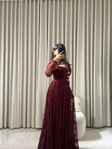 فستان عنابي دانتيل فاخر بتفاصيل فيونكات كريستال وي...