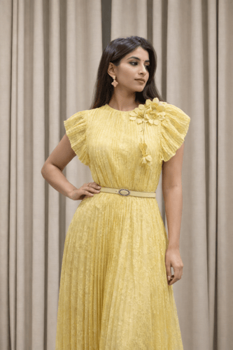 فستان سهرة أصفر دانتيل مزين بورود أنيقة مع حزام خص...