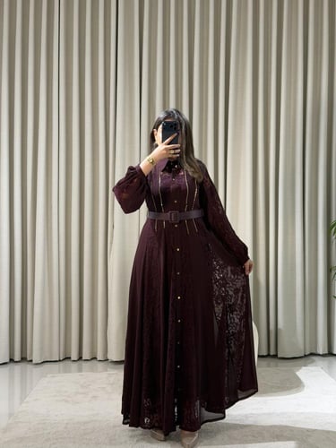 فستان عنابي طويل بتفاصيل دانتيل راقية وحزام أنيق ي...