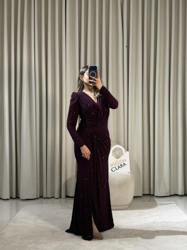 فستان أنثوي بقصة ملفوفة وتفاصيل لامعة راقية