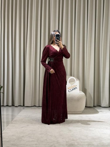 فستان سهرة عنابي فاخر بقصّة لف أنيقة وحزام خصر لام...