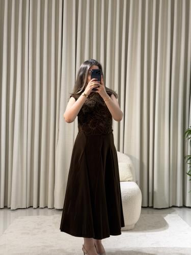 فستان كلاسيكي مزخرف راقٍ