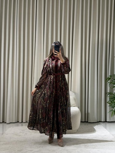 جلابية عنابي فاخرة بنقوش ذهبية لامعة وحزام مخملي أ...