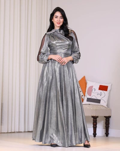 فستان سهرة لامع بكسرات ملكية