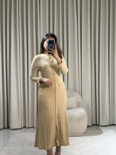 فستان تريكو أنيق بأزرار أمامية وقصة مستقيمة