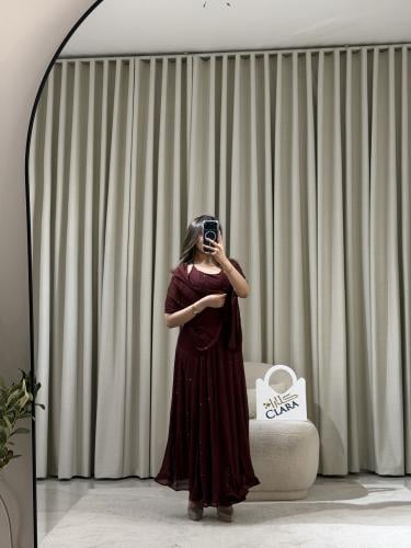 فستان سهرة عنابي ناعم بقصّة انسيابية ولمعة خفيفة أ...