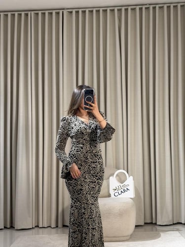 فستان فاخر بخطوط ثنائية اللون بلمسة راقية