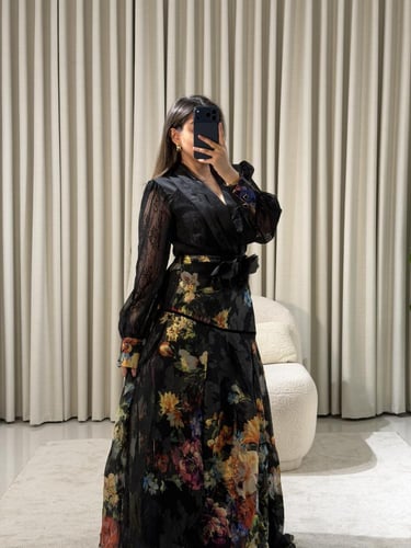 فستان أسود فاخر بطبعات وردية ملونة وقصة ملكية راقي...