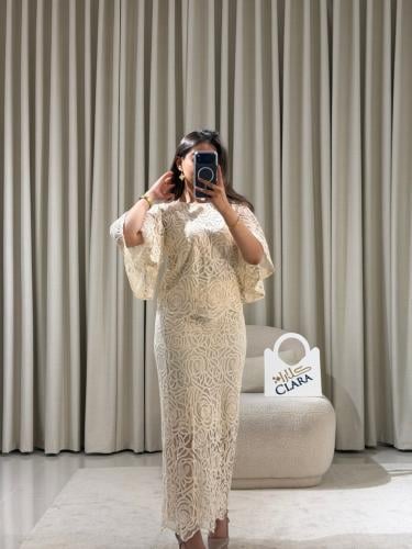 طقم دانتيل أوف وايت بقصة أنثوية راقية