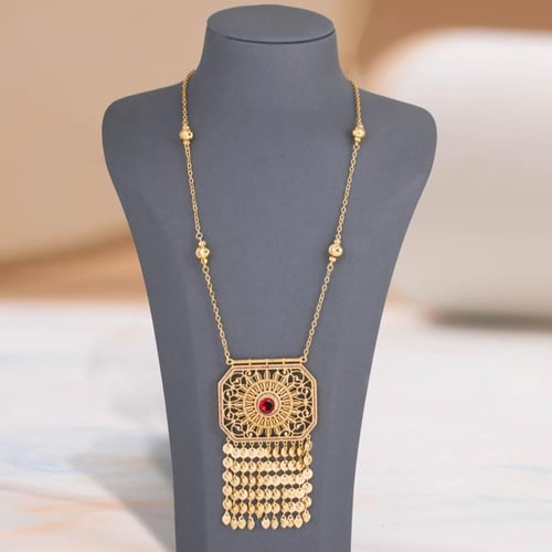 عقد الزمردة الحمراء الكلاسيكي