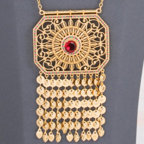 عقد الزمردة الحمراء الكلاسيكي