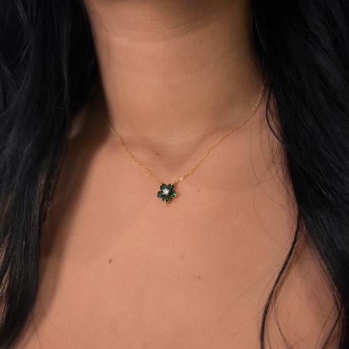 عقد مع اسورة واقراط وردة اللون الاخضر