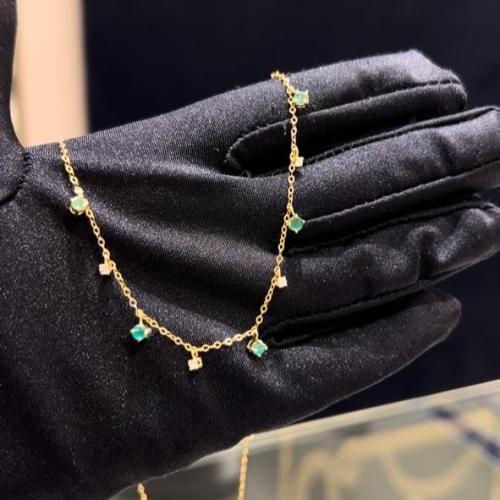 عقد احجار كريمة مع ذهب عيار18 مع الالماس الطبيعي