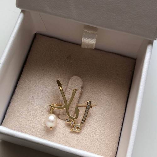 2|مشبك بإسم "إيلا"