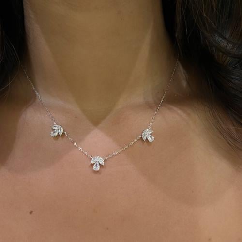 عقد مع اقراط وردة