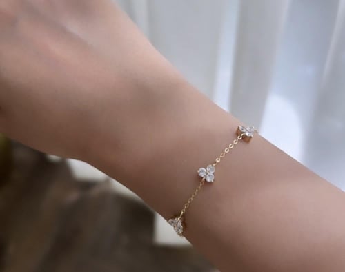 عقد ثلاث ورود مع الاقراط والاسورة