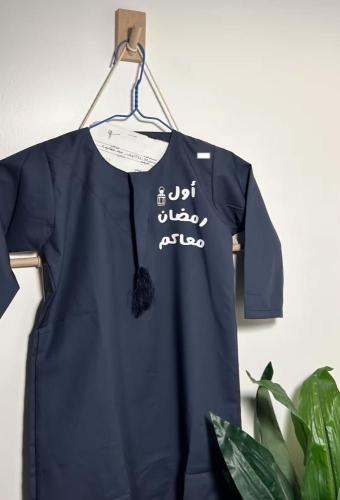 ثوب إماراتي بكتابه عباره