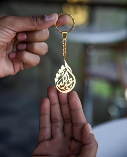 ميدالية مفاتيح بتصميم اسم مع قلوب – هدية مخصصة راق...