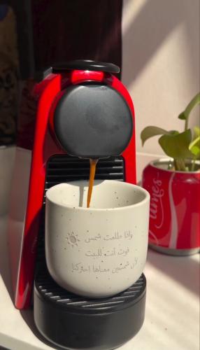 كوب مع عباره وإذا طلعت شمس فوت أنت للبيت الأن شمسي...