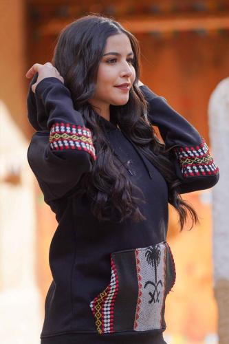 بلوفر أسود بهوية يوم التأسيس