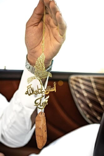 تعليقة سيارة عود مع رسمة الصقر