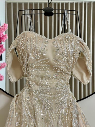 فستان فاخر بتطريزات فضية وتصميم ملكي