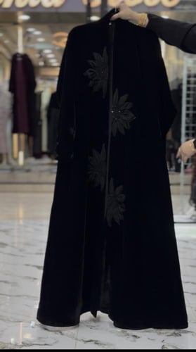 عباية شتويه بتطريز الوردة بافخم لون