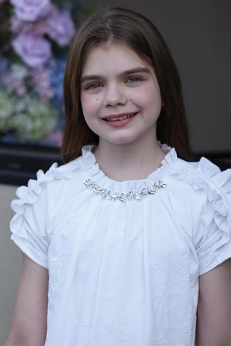 فستان أكمام كشكشة مع كريستال على الياقة