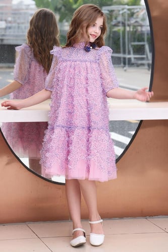 فستان تل هاينك يجمع ما بين اللونين الوردي والارجوا...