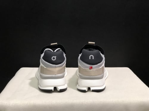 ON RUNING Cloudnova 'White Sand'