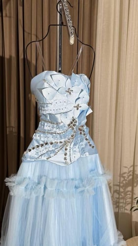 فستان 105‎ميكادو مع ورد ليزر من نفس القماش مليء با...