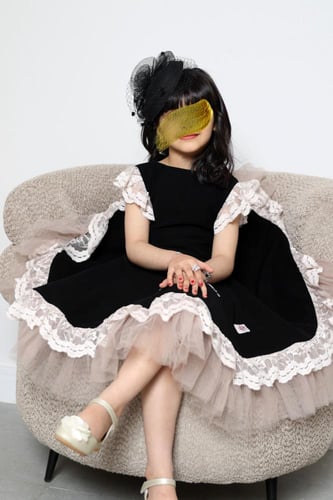 فستان اسود مع الدانتيل والتول البيج