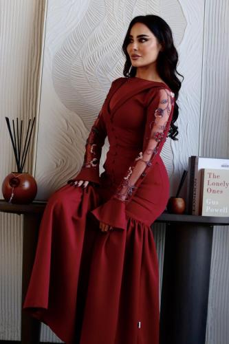 فستان نسائي باللون العنابي ممزوج بـ شك على الأكمام