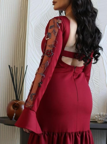 فستان نسائي باللون العنابي ممزوج بـ شك على الأكمام