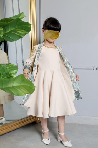 طقم فستان بيج +جاكيت طويل ممزوج بقماش الجاكار