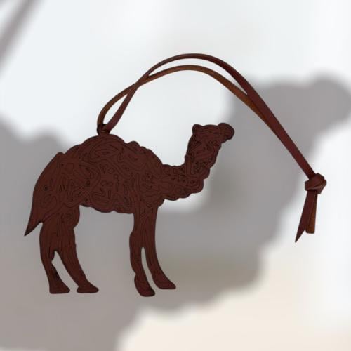 تعليقة جمل بُني غامق