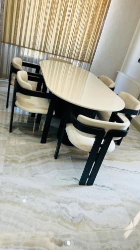 سفرة 6 كرسي دائرية - خشب طبيعي زان -6كرسي/اسود