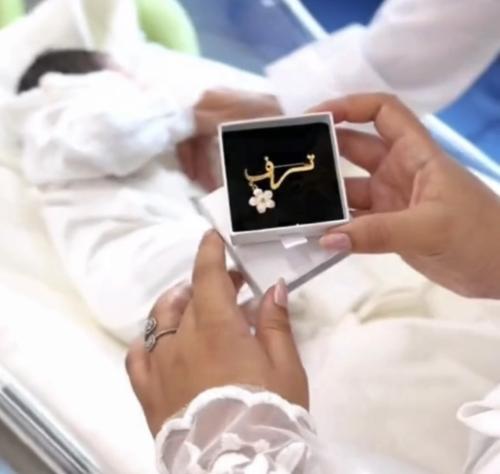 بروش بنات مع وردة