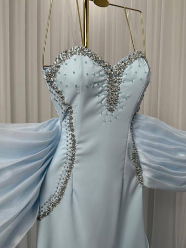 فستان بذيل طويل وورود