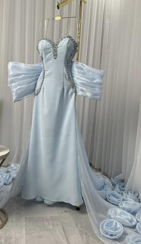 فستان بذيل طويل وورود