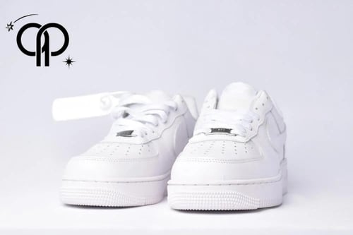 نايكي اير فورس ابيض a white Nike Air Force 1 low-t...