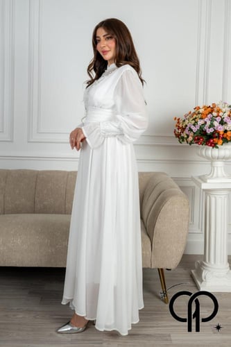 فستان أبيض بأكمام طويلة