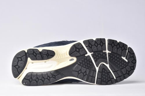 نيو بالانس 2002R كحلي a New Balance 2002R sneaker...