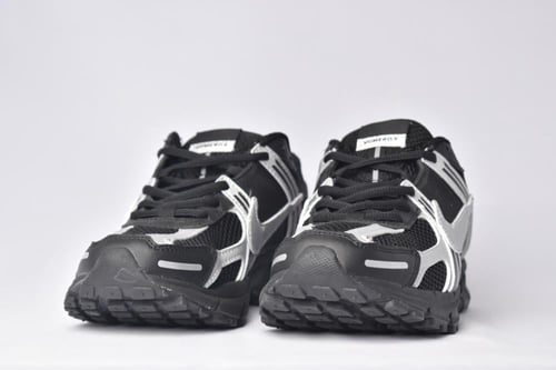 نايكي زوم فوميرو 5 اسود a Nike Zoom Vomero 5 sneak...