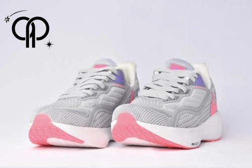 نايكي زوم اكس رمادي فاتح a Nike running shoe featu...