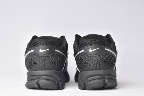 نايكي زوم فوميرو 5 اسود a Nike Zoom Vomero 5 sneak...