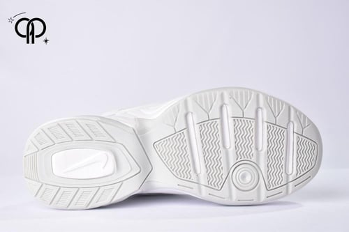 حذاء نسائي نايك M2K أبيض a pair of Nike M2K Tekno...